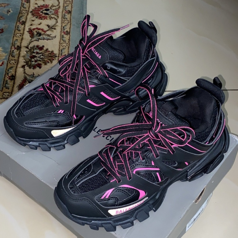 got a black en pink balenciaga size men 7